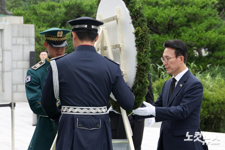 김민석 총리 서울현충원 참배