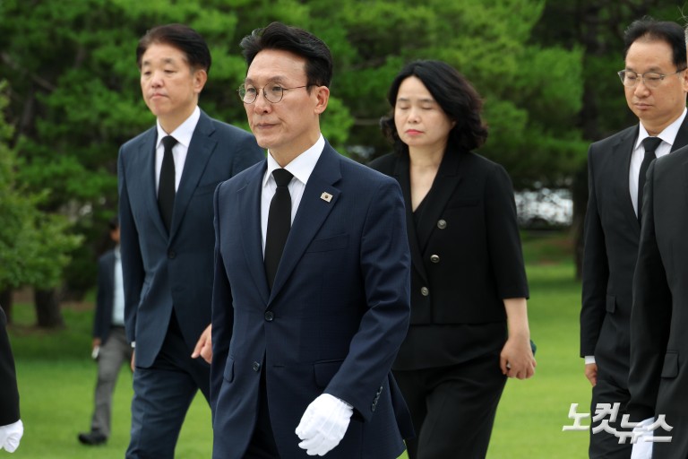 김민석 총리 서울현충원 참배