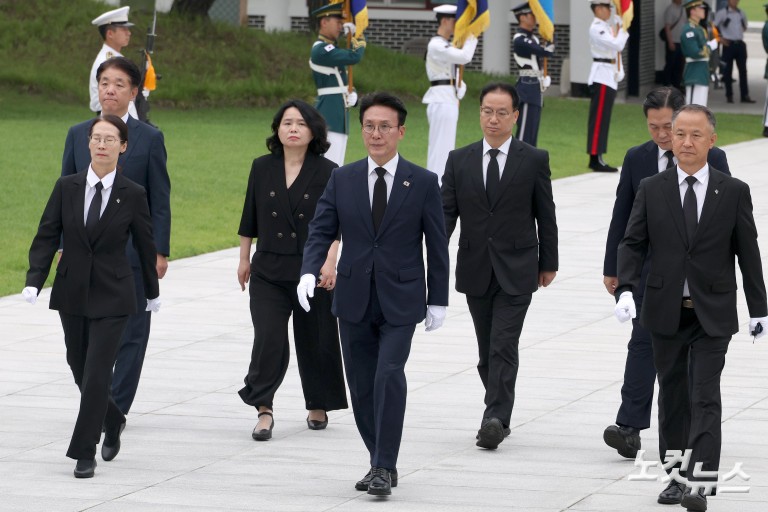 김민석 총리 서울현충원 참배