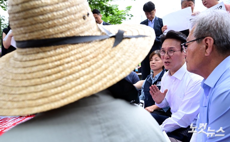 김민석 총리, 농민단체 농성장 방문