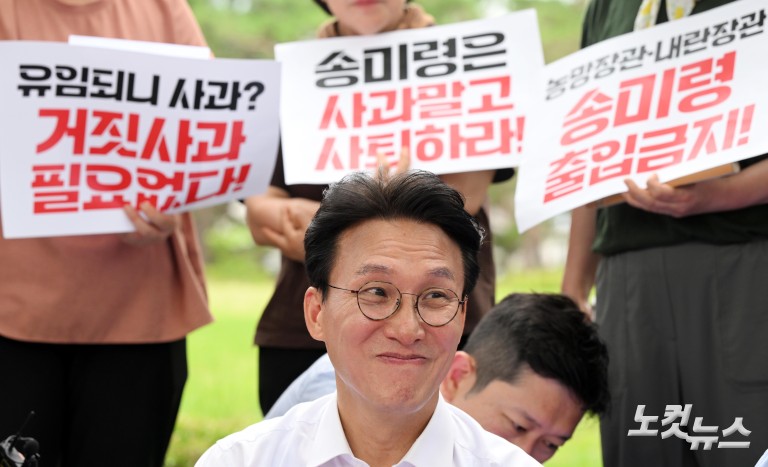 김민석 총리, 농민단체 농성장 방문