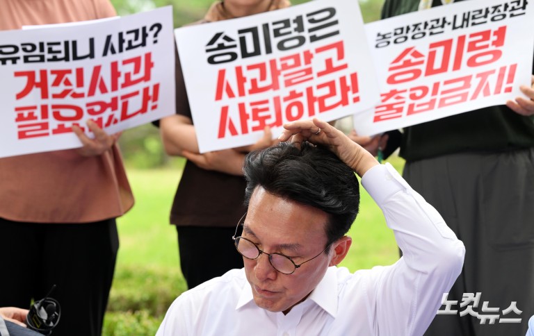 김민석 총리, 농민단체 농성장 방문