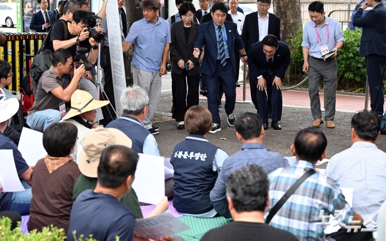 김민석 총리, 농민단체 농성장 방문