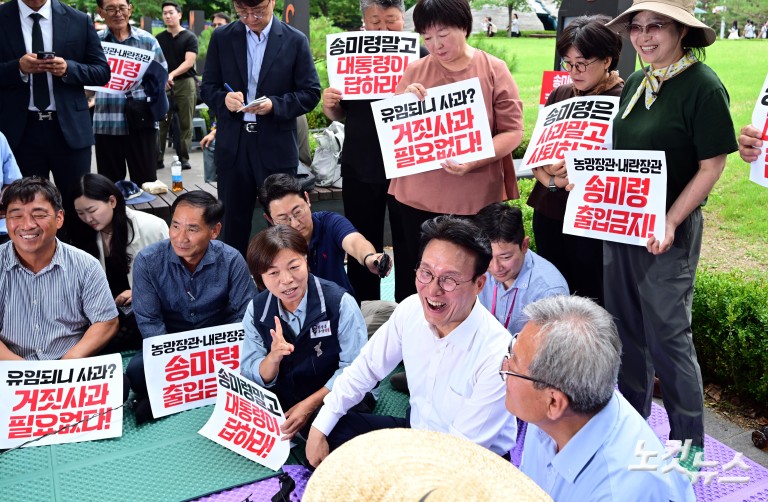 김민석 총리, 농민단체 농성장 방문