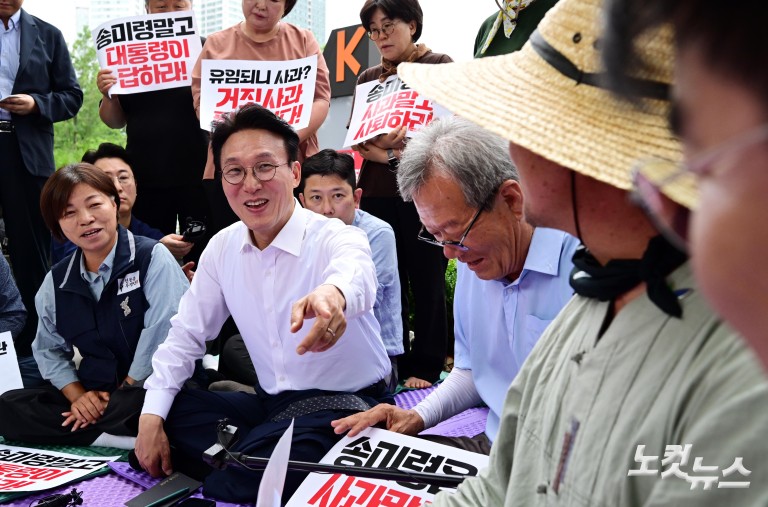 김민석 총리, 농민단체 농성장 방문