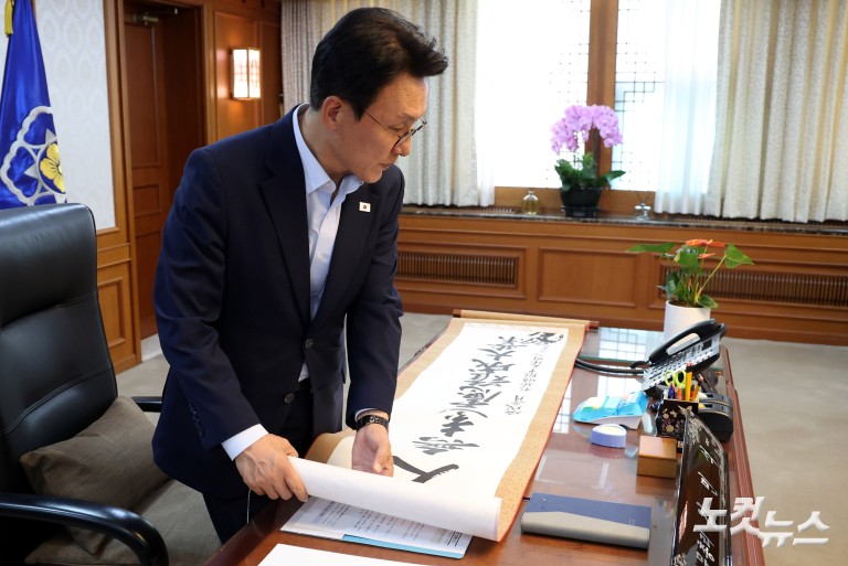 집무실서 업무보는 김민석 총리