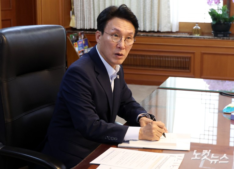 집무실서 업무보는 김민석 총리