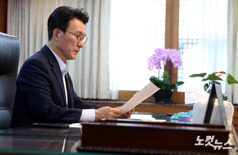 집무실서 업무보는 김민석 총리