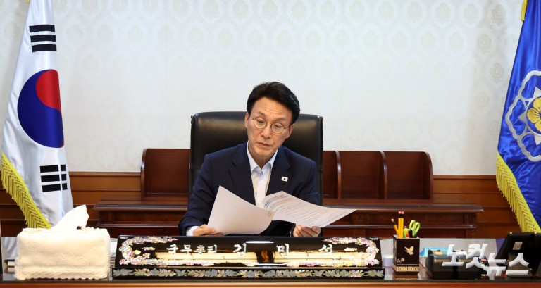 집무실서 업무보는 김민석 총리