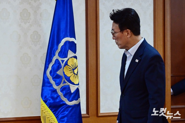 집무실서 업무보는 김민석 총리