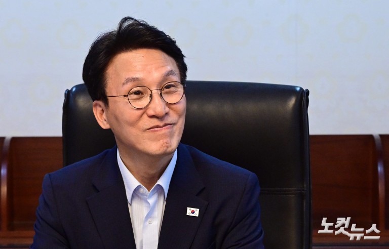 집무실서 업무보는 김민석 총리