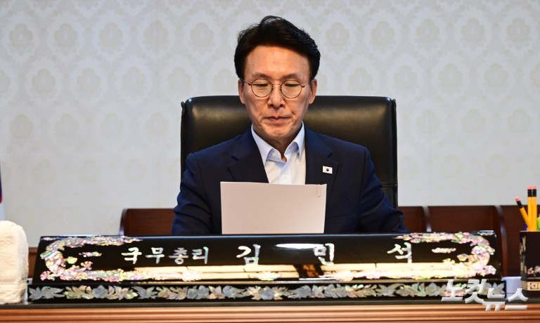 집무실서 업무보는 김민석 총리