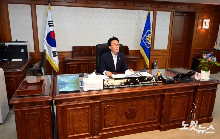 집무실서 업무보는 김민석 총리