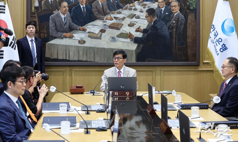 한은, 기준금리 2.5% 동결