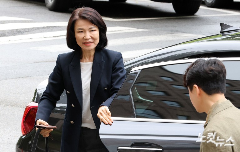 '국무회의 배제' 이진숙, 방통위로 출근