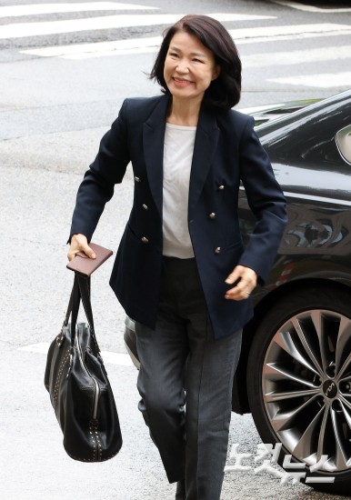 '국무회의 배제' 이진숙, 방통위로 출근