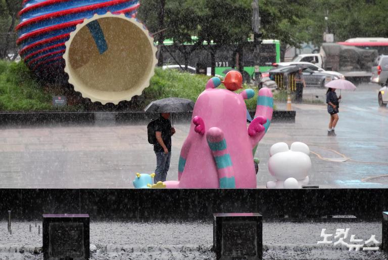 '극한 폭우' 곳곳 통제, 운행 중지