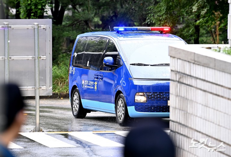 尹 구속적부심 출석...중앙지법 도착한 호송차