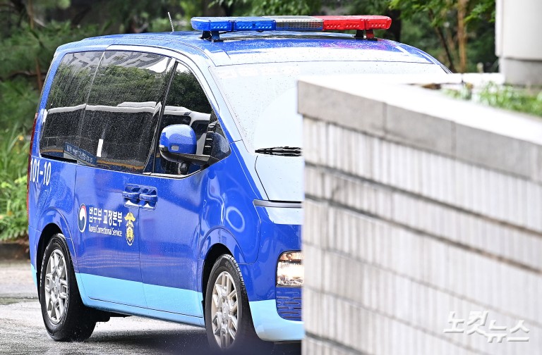 尹 구속적부심 출석...중앙지법 도착한 호송차