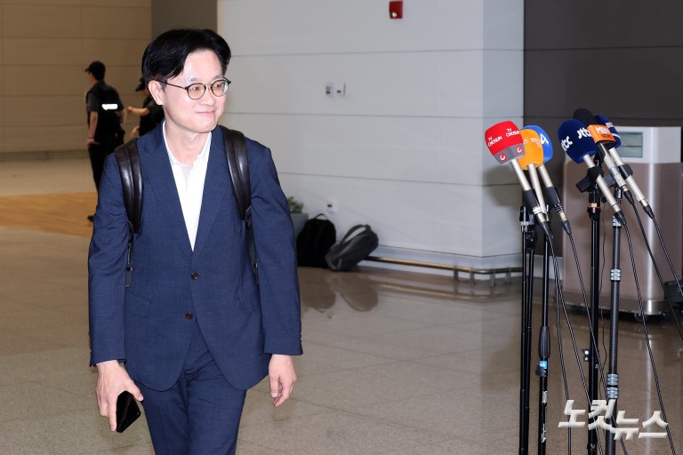 김정관、첫 방미길