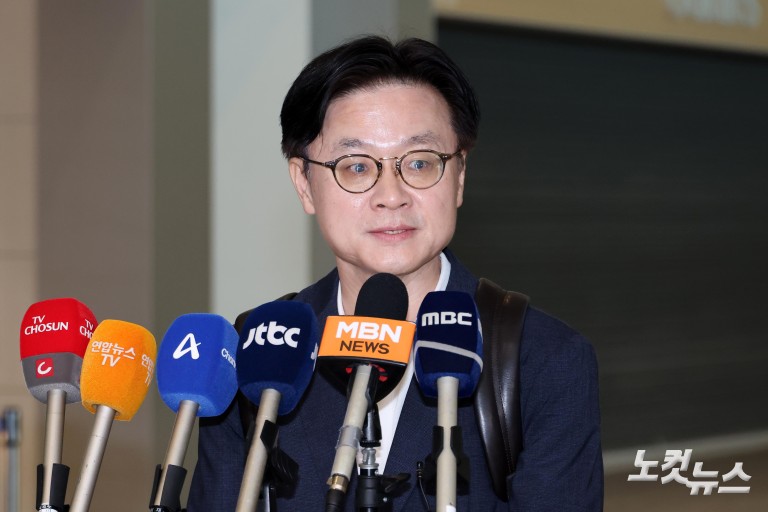 김정관、첫 방미길