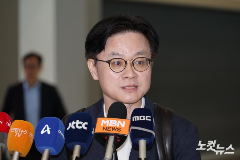 김정관、첫 방미길