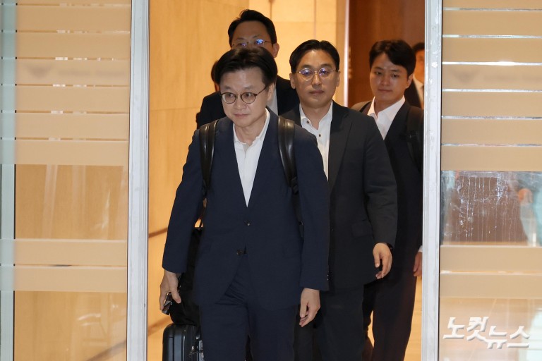 김정관、첫 방미길