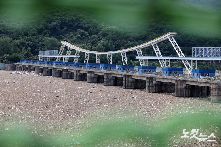 팔당댐에 쌓인 부유 쓰레기