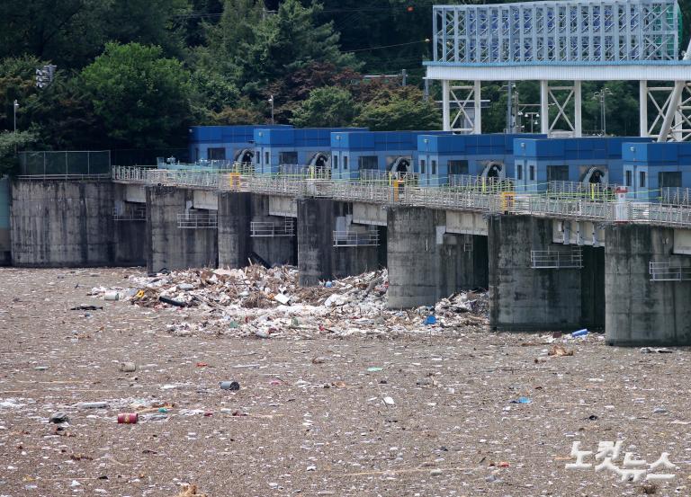팔당댐에 쌓인 부유 쓰레기