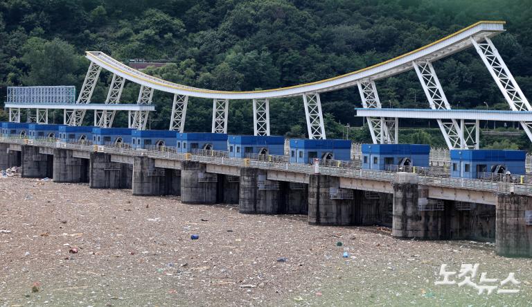 팔당댐에 쌓인 부유 쓰레기