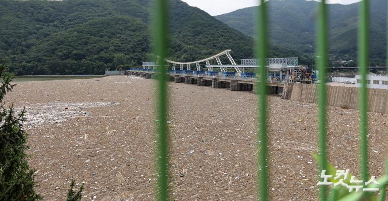 팔당댐에 쌓인 부유 쓰레기