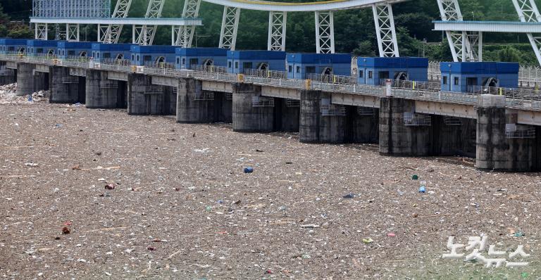 팔당댐에 쌓인 부유 쓰레기