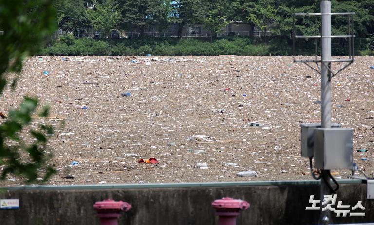 팔당댐에 쌓인 부유 쓰레기