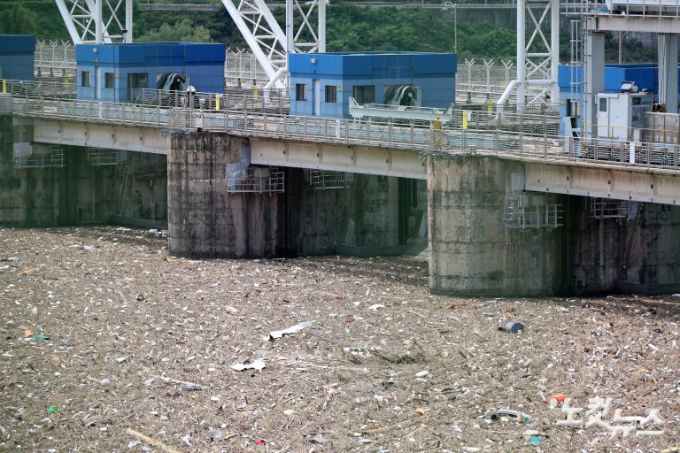 팔당댐에 쌓인 부유 쓰레기