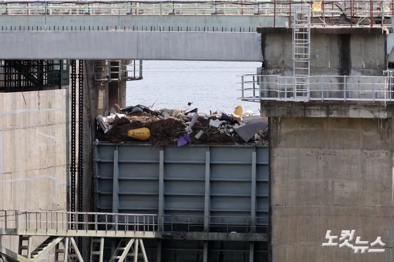 팔당댐에 쌓인 부유 쓰레기