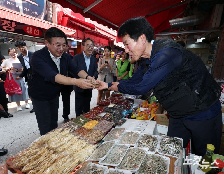 행안부 장관, 민생회복 소비쿠폰 현장 점검