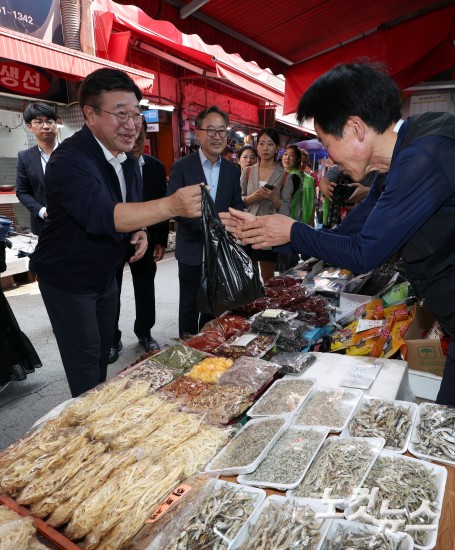 행안부 장관, 민생회복 소비쿠폰 현장 점검
