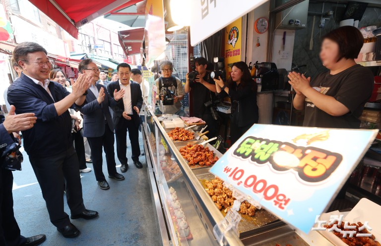 행안부 장관, 민생회복 소비쿠폰 현장 점검