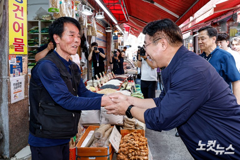 행안부 장관, 민생회복 소비쿠폰 현장 점검