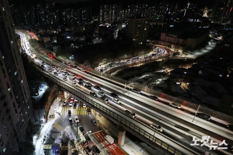 첫눈부터 폭설...내부순환로 진입로 전면 통제