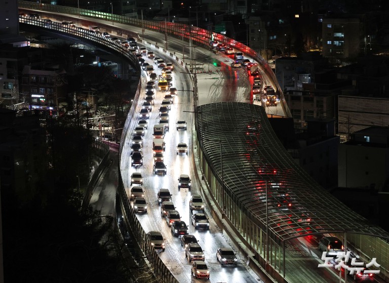 첫눈부터 폭설...내부순환로 진입로 전면 통제