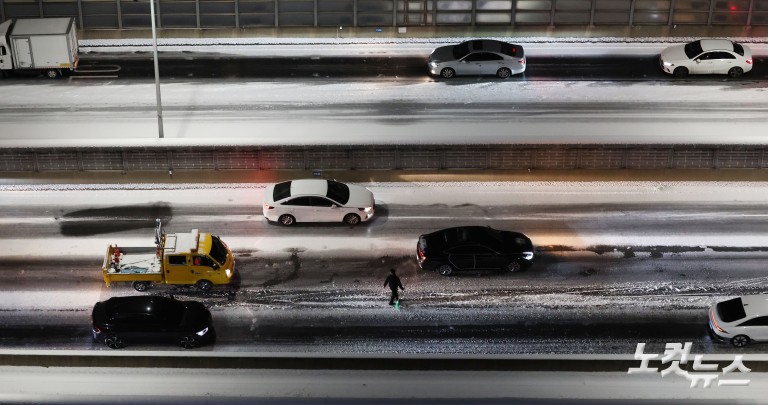 첫눈부터 폭설...내부순환로 진입로 전면 통제