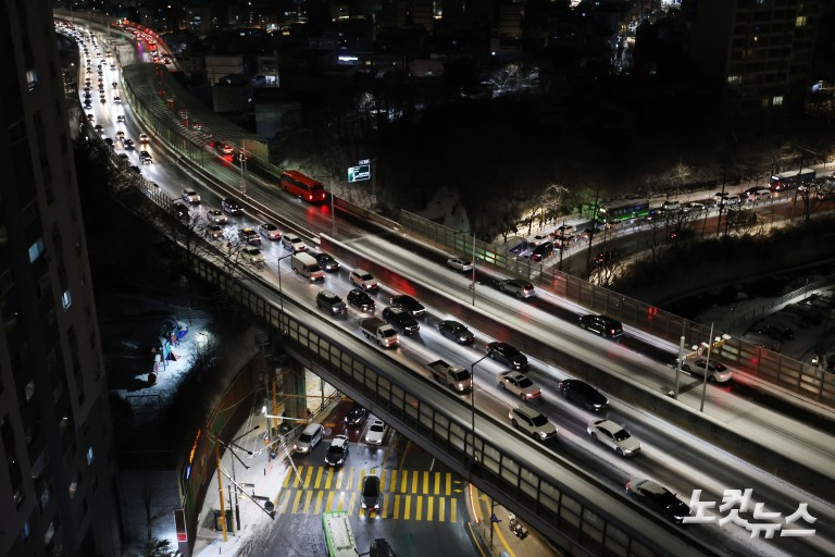 첫눈부터 폭설...내부순환로 진입로 전면 통제