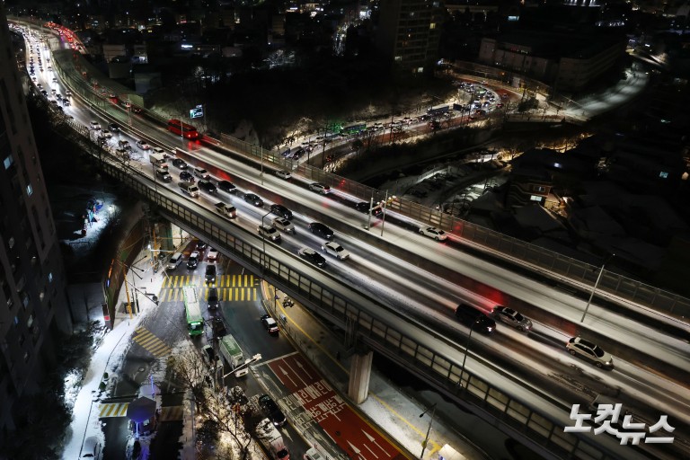 첫눈부터 폭설...내부순환로 진입로 전면 통제