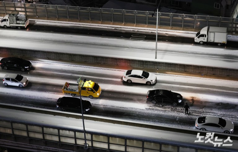 첫눈부터 폭설...내부순환로 진입로 전면 통제
