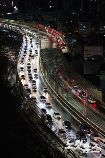 첫눈부터 폭설...내부순환로 진입로 전면 통제