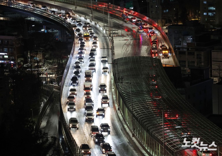 첫눈부터 폭설...내부순환로 진입로 전면 통제