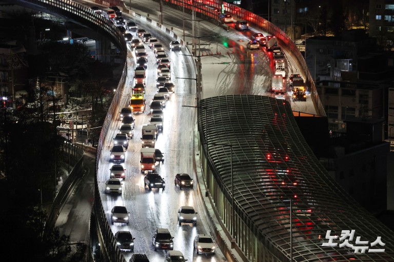 첫눈부터 폭설...내부순환로 진입로 전면 통제