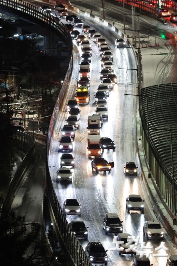 첫눈부터 폭설...내부순환로 진입로 전면 통제