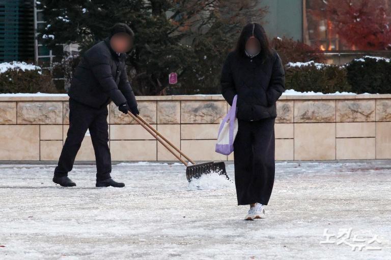 폭설로 얼어버린 인도